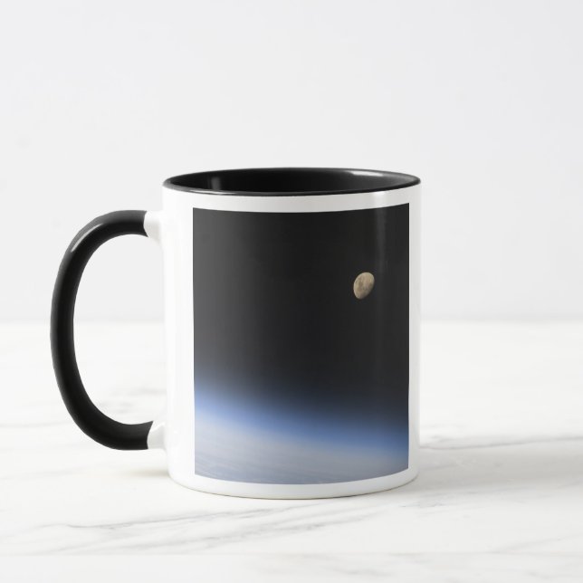 Taza Una luna gigante visible sobre la atmósfera de la  (Izquierda)
