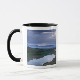 Taza Una mañana tormentosa, con nubes amenazantes