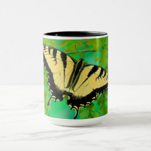 Taza Una Mariposa Cola de Golondrina Aterrizando
