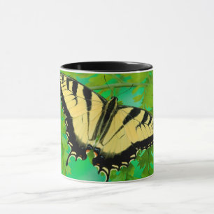 Taza Una Mariposa Cola de Golondrina Aterrizando