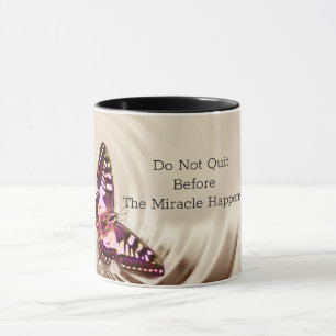 Taza Una mariposa rosa sobre un fondo de satén crema