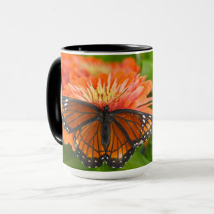 Taza Una mariposa virrey en zinnias naranjas