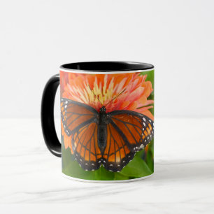Taza Una mariposa virrey en zinnias naranjas