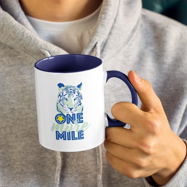 Taza Una milla más de peluca de tigre azul motivada (Subido por el creador)