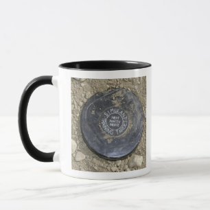 Taza Una mina terrestre simulada