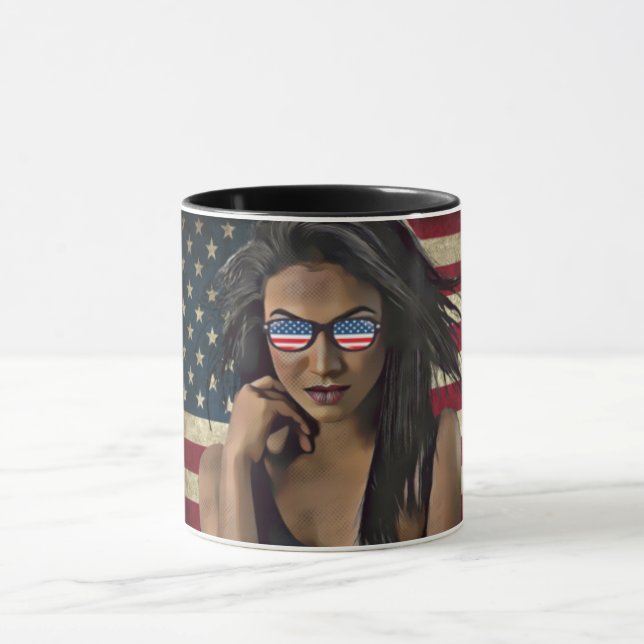 Taza Una mujer norteamericana angustió la bandera norte (Centro)