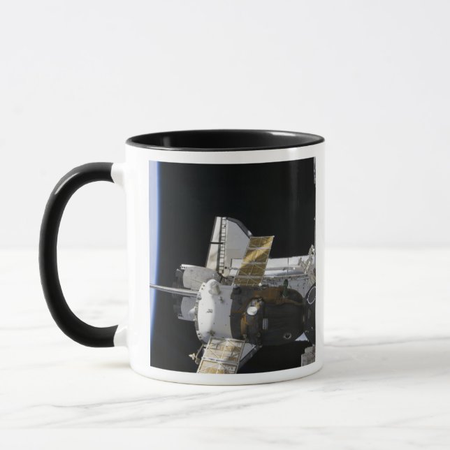 Taza Una nave espacial Soyuz atracada (Izquierda)