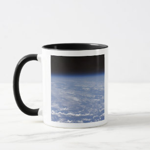 Taza Una opinión oblicua del horizonte del atmosphe de