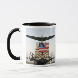 Taza Una plataforma que contiene el supplie humanitario