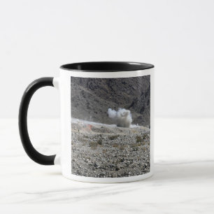 Taza Una ronda de un pequeño lanzacohetes AT-4