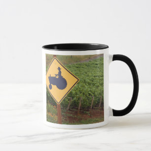 Taza Una señal de cruce de tractor amarillo en el viñed