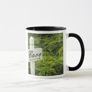 Taza Una señal que apunta a la bodega (Cueva) en