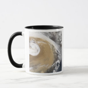 Taza Una tormenta del polvo del asiático cruza el