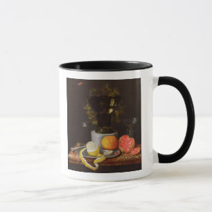 Taza Una vida inmóvil con un vidrio y una fruta en una