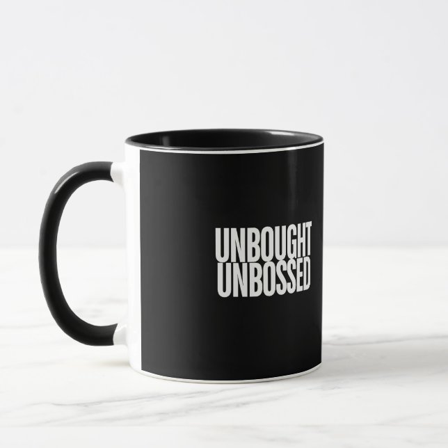Taza Unbought Unbossed Bold Chisholm Graphic Tee (Izquierda)