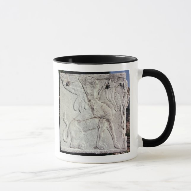 Taza Urna fúnebre con alivio tallado de un grifo (Derecha)