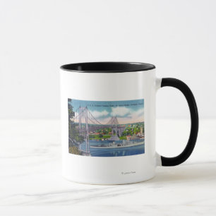 Taza USS Portland que pasa debajo del puente de San