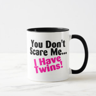 Taza Usted no me asusta que tengo chicas de los gemelos