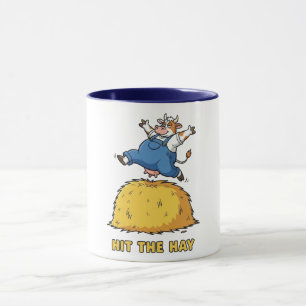 Taza Vaca juguetona saltando sobre heno