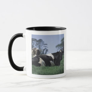 Taza vacas en un pasto