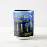 Taza Van Gogh - Noche estrellada sobre la PLANTILLA Ród<br><div class="desc">Van Gogh - Noche estrellada sobre la taza de café del Ródano con guarnecido azul marino. Personalice el texto con su propio texto o elimine el texto completamente.</div>