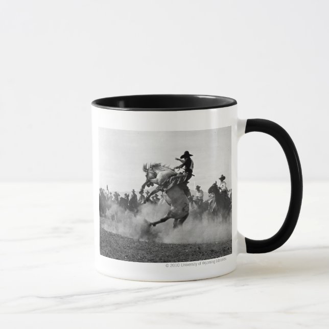 Taza Vaquero en un caballo salvaje bucking (Derecha)