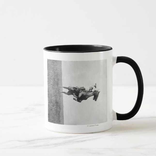 Taza Vaquero monta Bronco en sus piernas pesadas (Derecha)