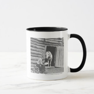 Taza Vaquero que lee una letra con un caballo