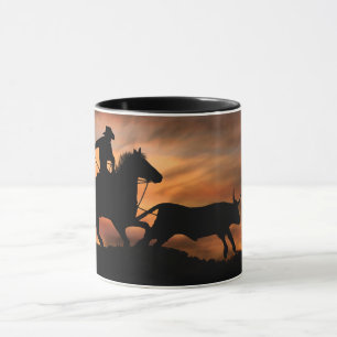 Taza Vaquero y Steer Roping en el atardecer
