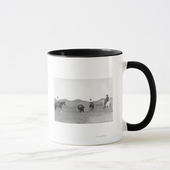Taza Vaqueros en caballos dándole una foto de búfalo (Derecha)