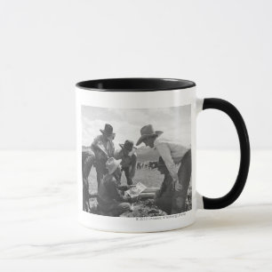 Taza Vaqueros que miran una revista