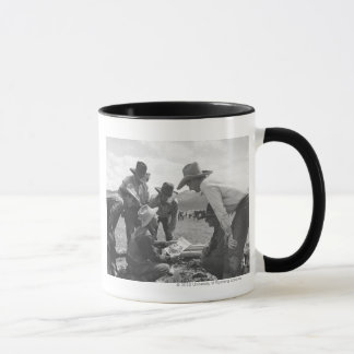 Taza Vaqueros que miran una revista