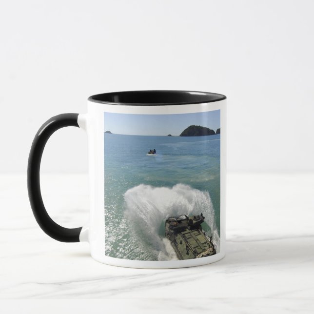 Taza Vehículos de asalto anfibio salen de la cubierta d (Izquierda)