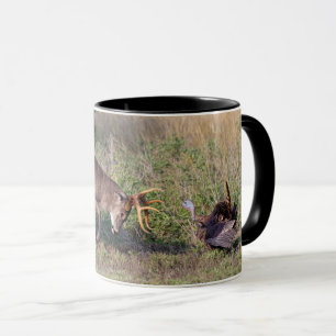 Taza Venado de cola blanca luchando con pavo silvestre