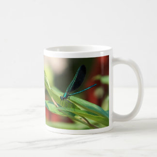 Taza verde y negra de la libélula