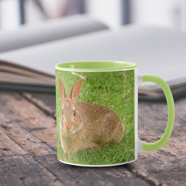Taza Verdes de masticación de conejo en la autopista de (Cute Bunny Eating Grass on Fairway Green 11 oz Coffee Mug Cover Photo.)