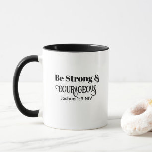Taza Versículo Bíblico Fuerte y Valiente en Blanco y Ne