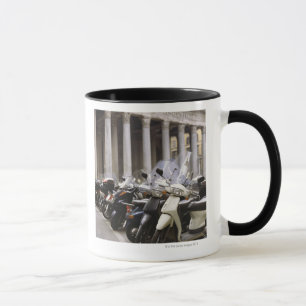 Taza Vespas de motor parqueadas fuera del panteón