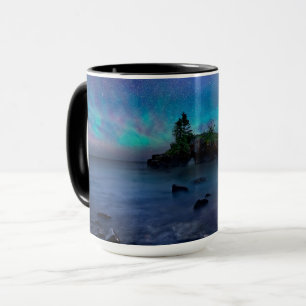 Taza Vía láctea sobre la roca holgada