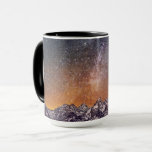 Taza Vía láctea sobre Teton magnífico<br><div class="desc">Esta foto ofrece la vía láctea sobre Teton magnífico. La luz de la ciudad detrás de las montañas de Teton echó un tono naranja.</div>