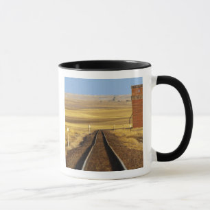 Taza Vías de ferrocarril conducen a un antiguo granero 
