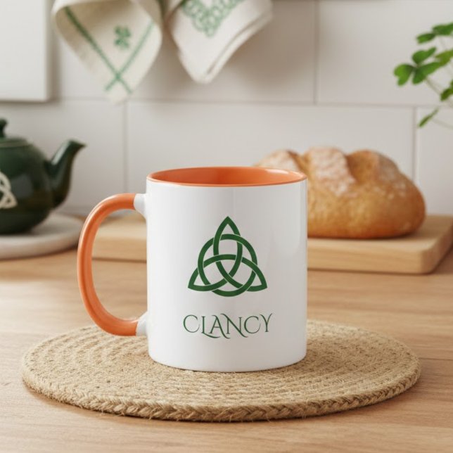 Taza Vibrant Green Celtic Trinity Knot Family Name (Subido por el creador)