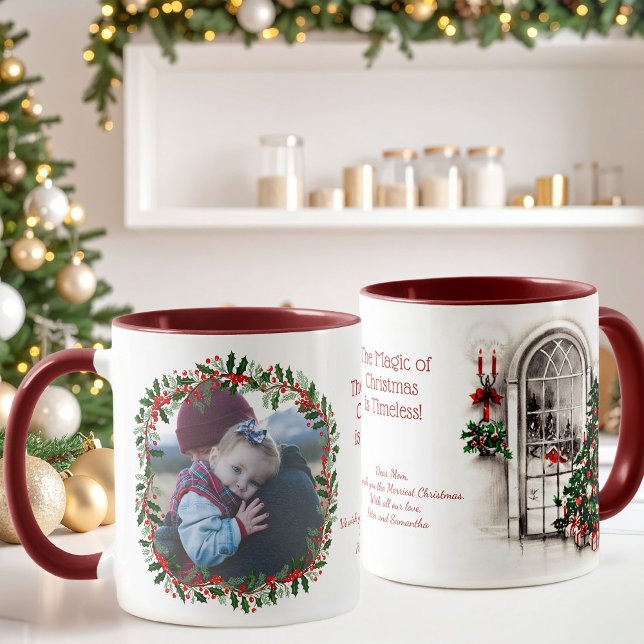 Taza Vintage Christmas Window and Holly Photo Mug (Beautiful Christmas photo mug with a holly wreath bordering your photo and a vintage Christmas scene)