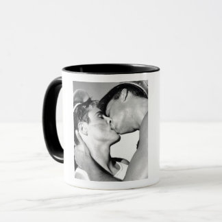 Taza Vintage Gay Men Sailors Kiss DADT