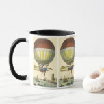 Taza Vintage Science Ficción Steampunk Hot Air Balloon<br><div class="desc">Ilustracion Vintage Ciencia Victoriana Ficción viaje futurista y transporte punk de vapor imagen. Un globo de aire caliente (un dirigible) con alas que sobrevuelan el océano con barcos. Hay un castillo en tierra firme y una multitud de personas está a orillas del mar. Un clásico libro de historietas retro de...</div>