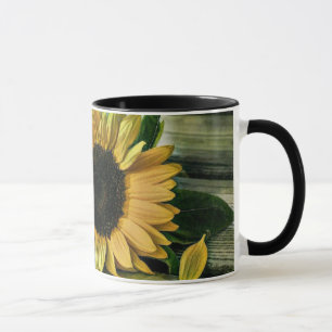 Taza Vintage Sunflower Watercolor en una mesa de madera