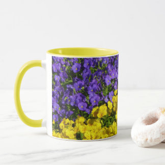 Taza Violas moradas y amarillas coloridas florales