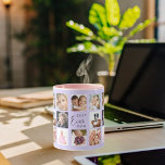 Taza Violeta de collage fotográfico<br><div class="desc">Un regalo para tu madre, celebrando su vida con un collage de 14 fotos. Texto negro: La mejor mamá de todos los tiempos. Personalice y utilice sus propias fotos de ella, sus hijos, esposo, mascotas, amigos. Fondo violeta de moda, de color lavanda. Perfecto como regalo del Día de la Madre,...</div>