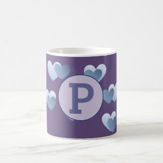 Taza violeta de la letra de los corazones
