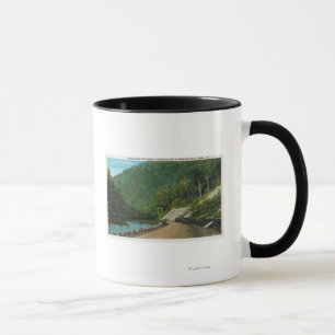 Taza Visión a lo largo del río frío de la cuesta del